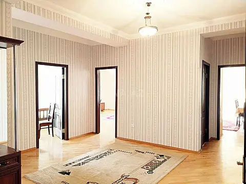 Kirayə verilir 3 otaqlı mənzil 130 m²