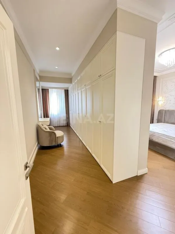 Satılır 4 otaqlı mənzil 210 m²