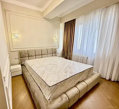 Satılır 4 otaqlı mənzil 210 m²