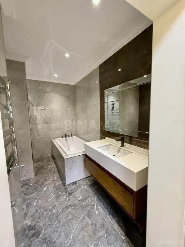 Satılır 4 otaqlı mənzil 210 m²