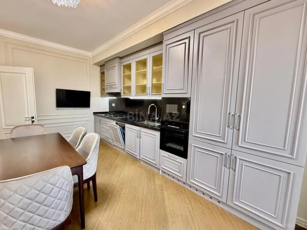 Satılır 4 otaqlı mənzil 210 m²