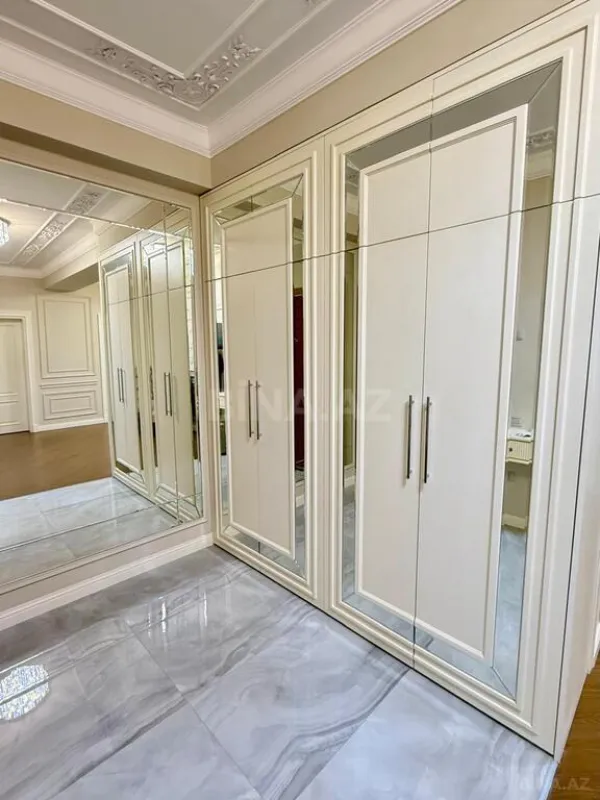 Satılır 4 otaqlı mənzil 210 m²