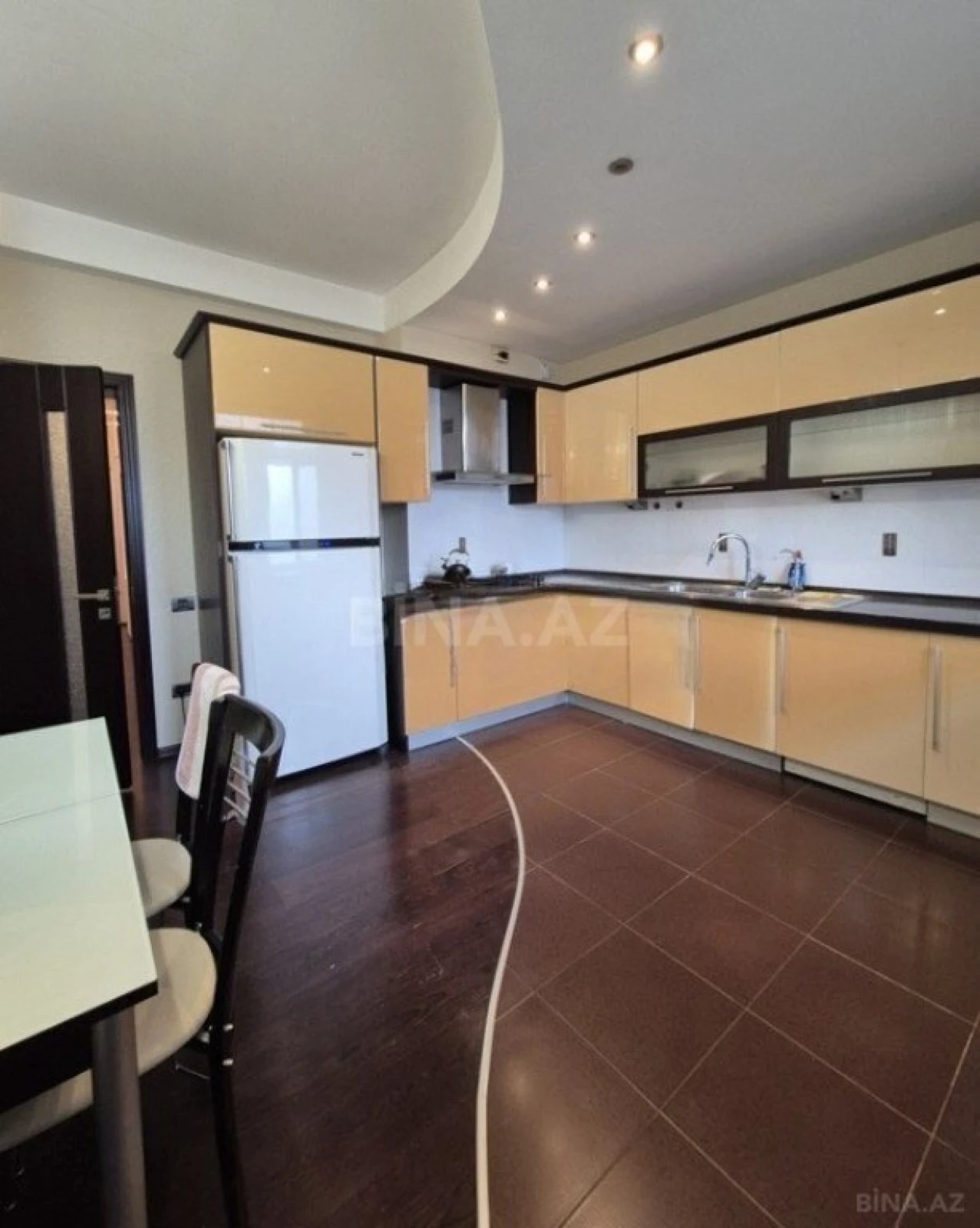 Satılır 4 otaqlı mənzil 160 m²