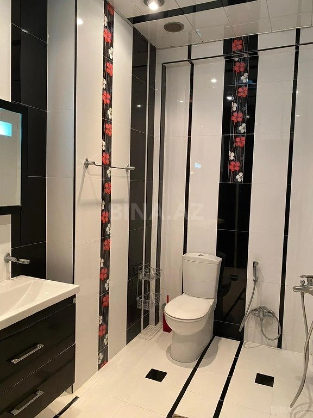 Satılır 4 otaqlı mənzil 250 m²