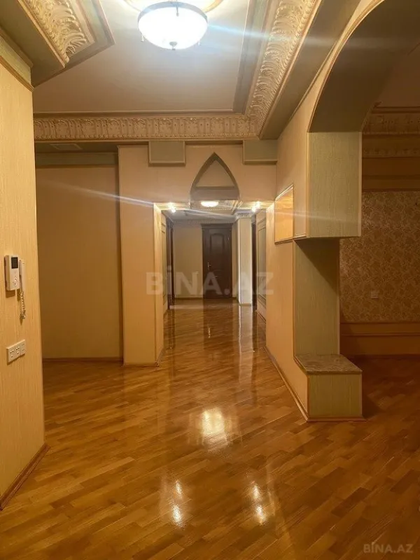 Satılır 4 otaqlı mənzil 250 m²