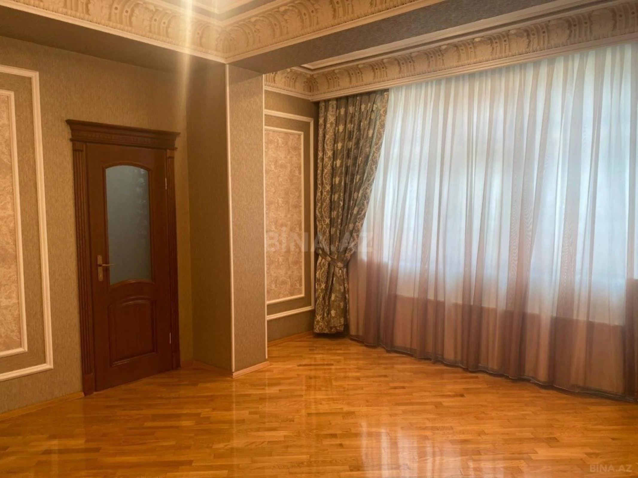 Satılır 4 otaqlı mənzil 250 m²