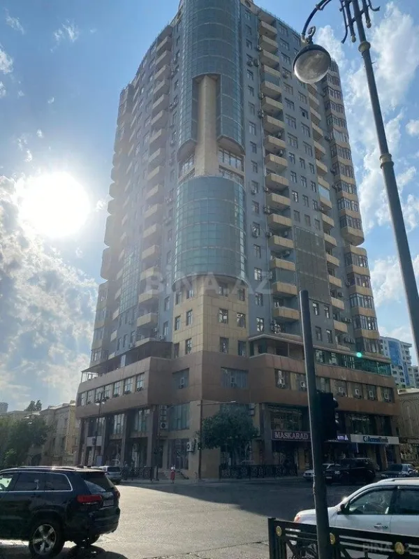 Satılır 4 otaqlı mənzil 250 m²