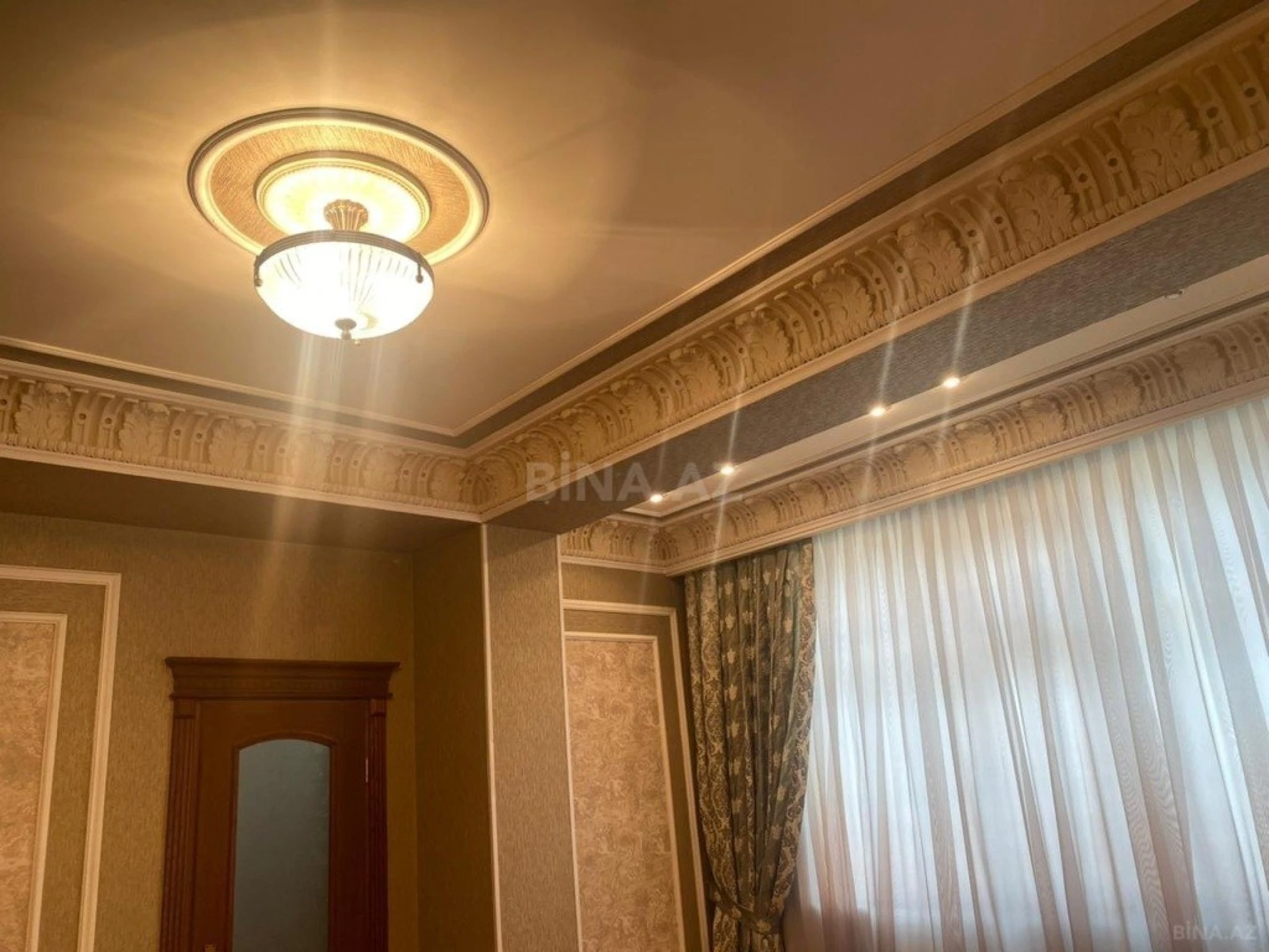 Satılır 4 otaqlı mənzil 250 m²