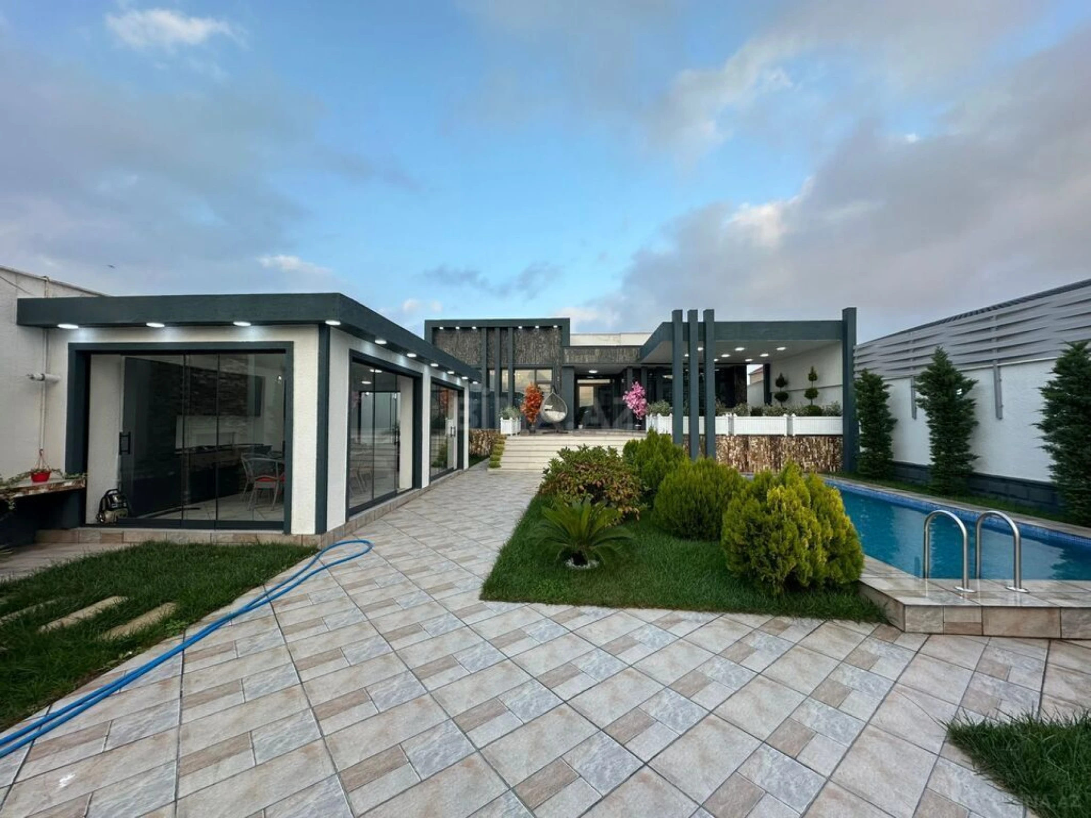 Satılır 4 otaqlı həyət evi 200 m²