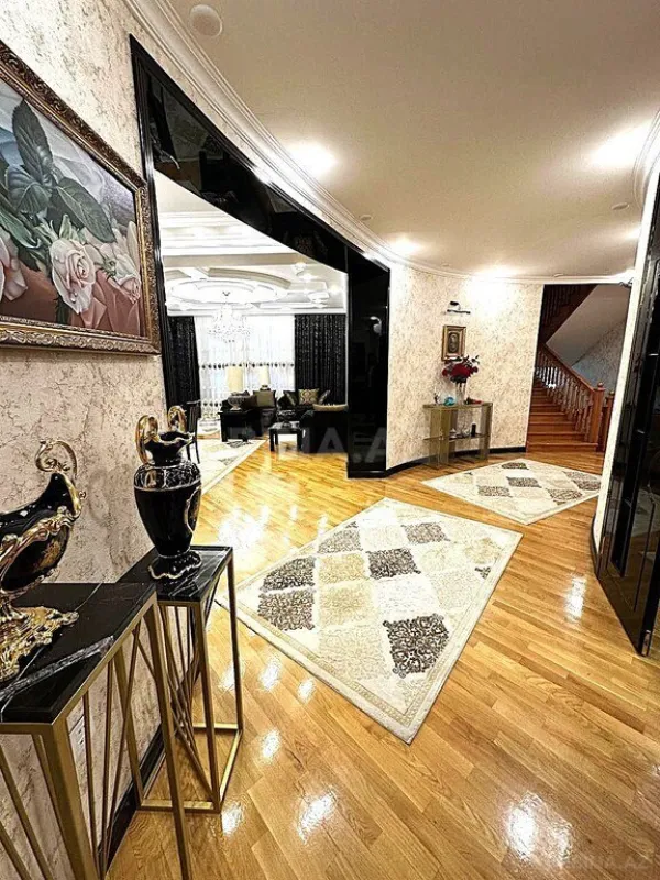 Satılır 5 otaqlı həyət evi 500 m²