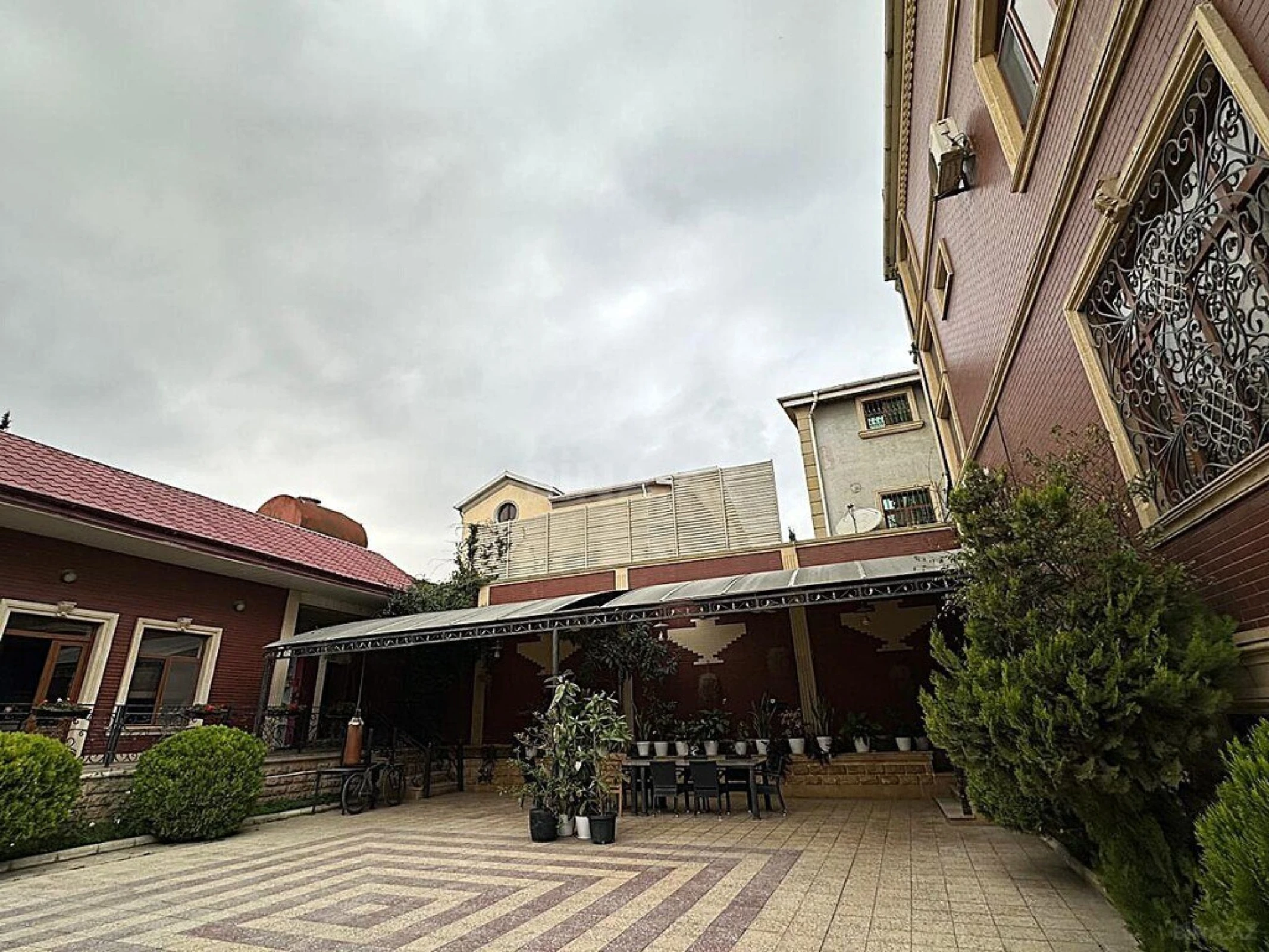 Satılır 5 otaqlı həyət evi 500 m²