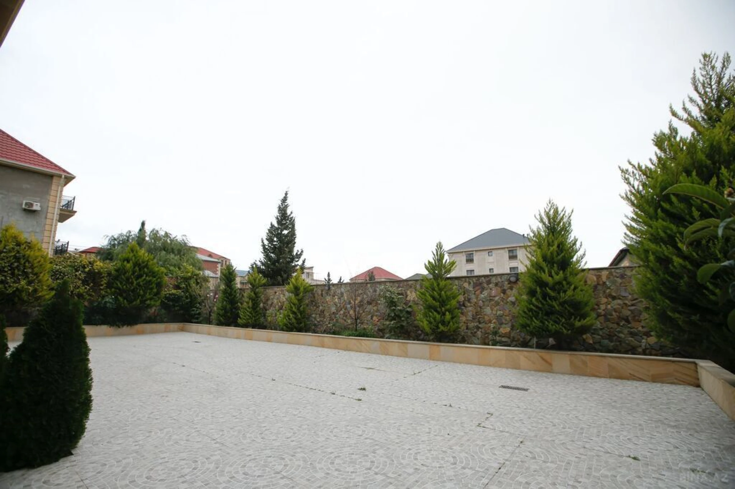 Satılır 5 otaqlı həyət evi 300 m²