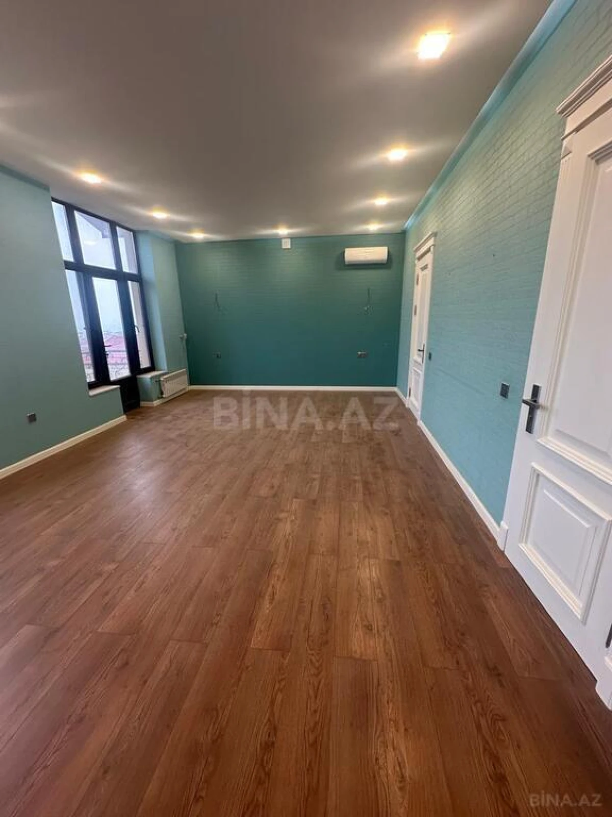 Satılır 5 otaqlı həyət evi 300 m²