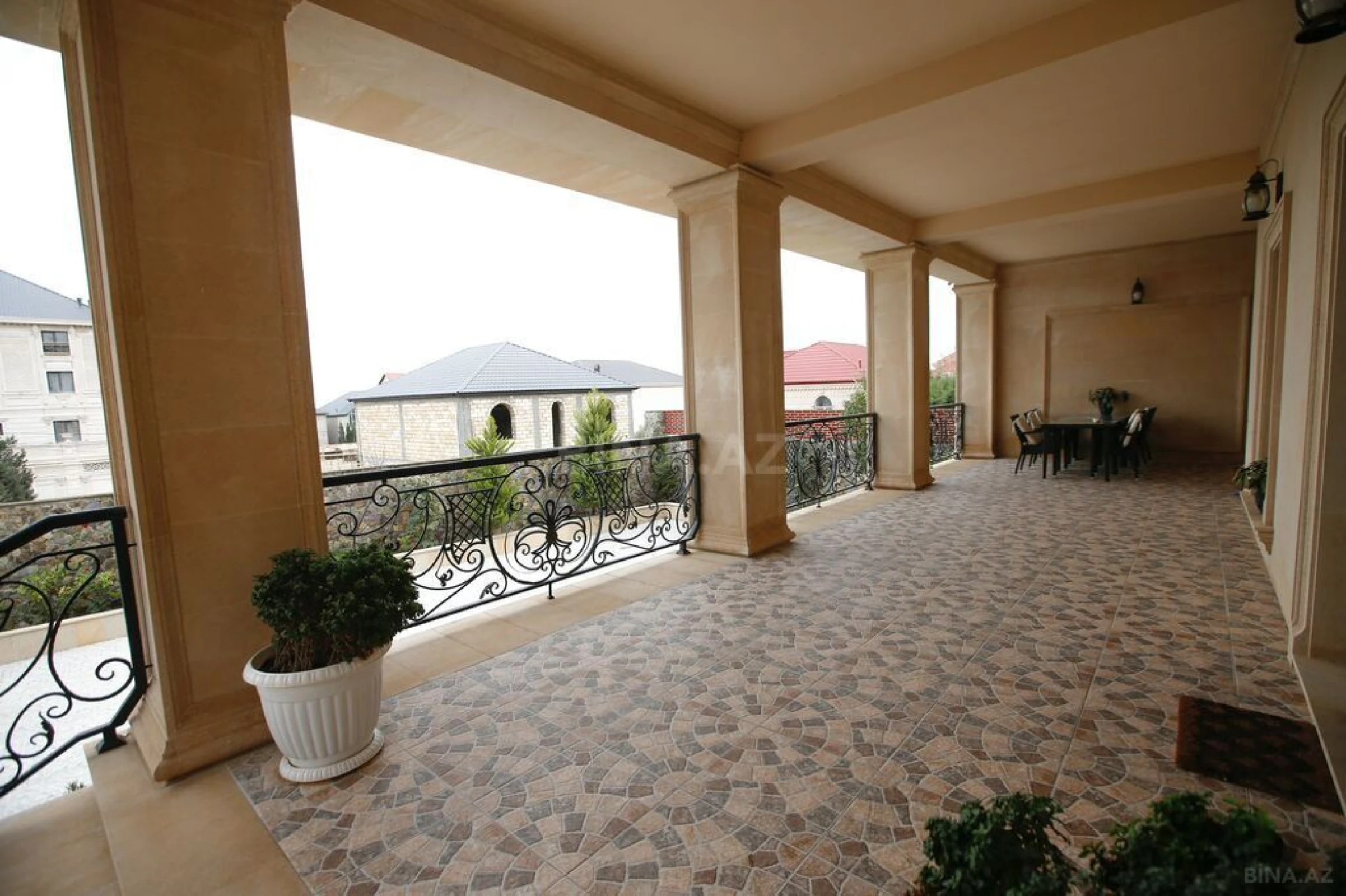 Satılır 5 otaqlı həyət evi 300 m²