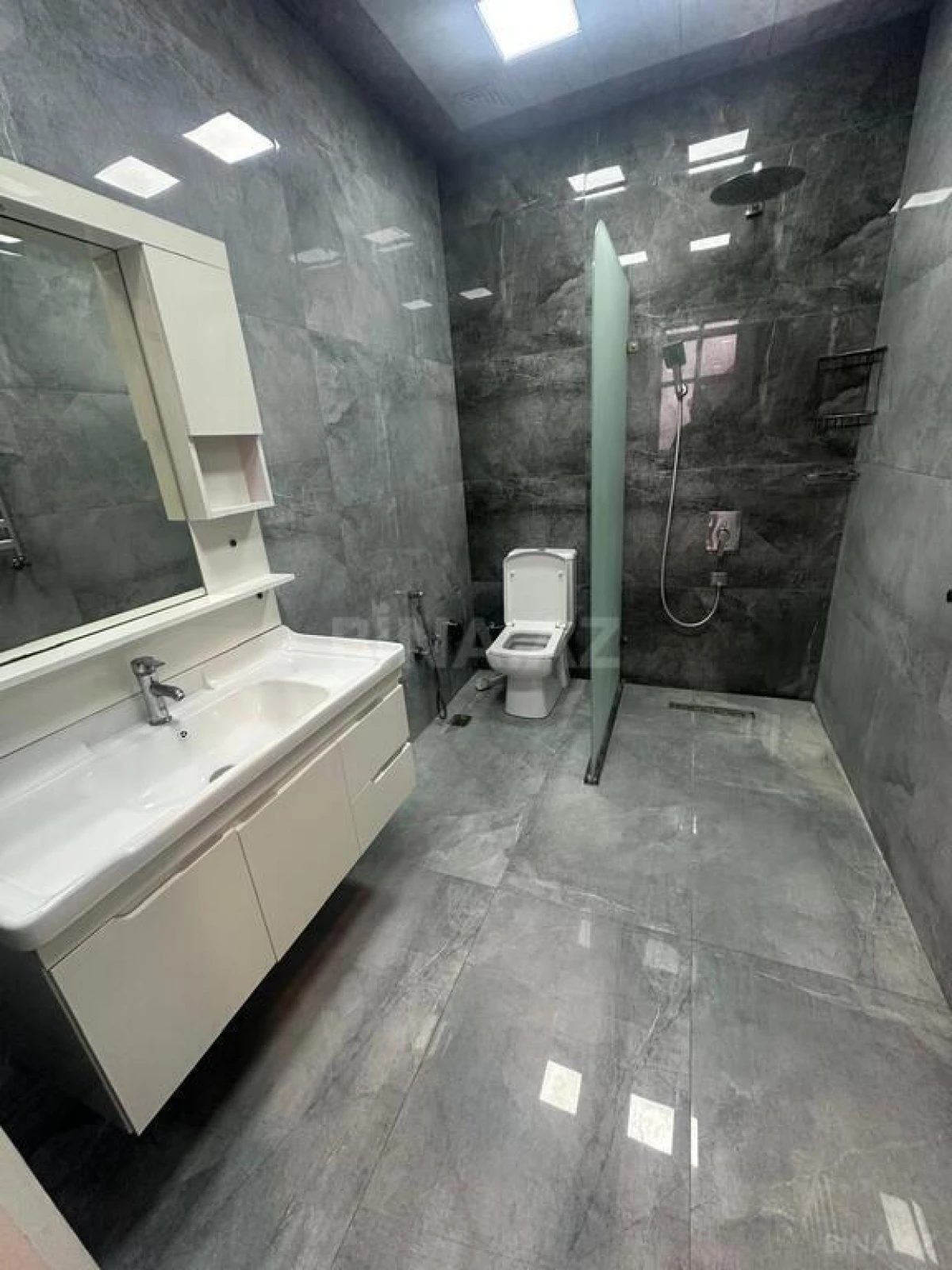 Satılır 5 otaqlı həyət evi 300 m²