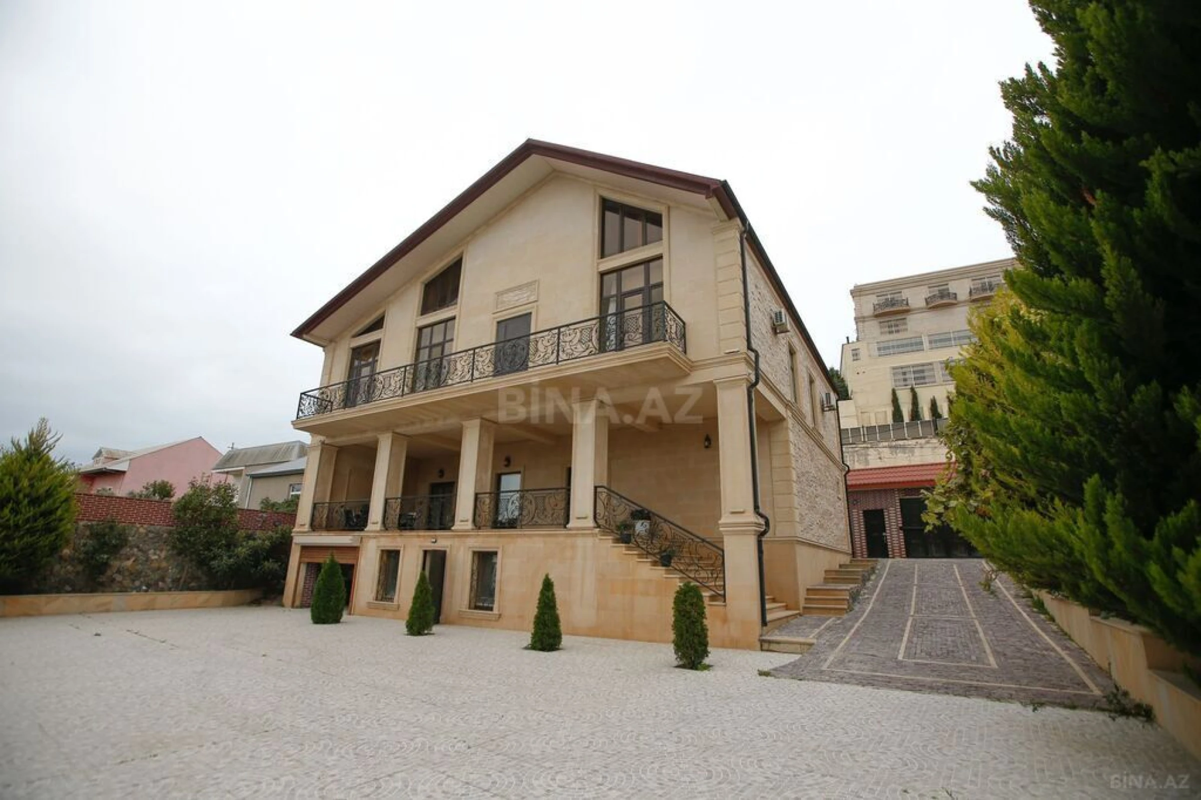 Satılır 5 otaqlı həyət evi 300 m²