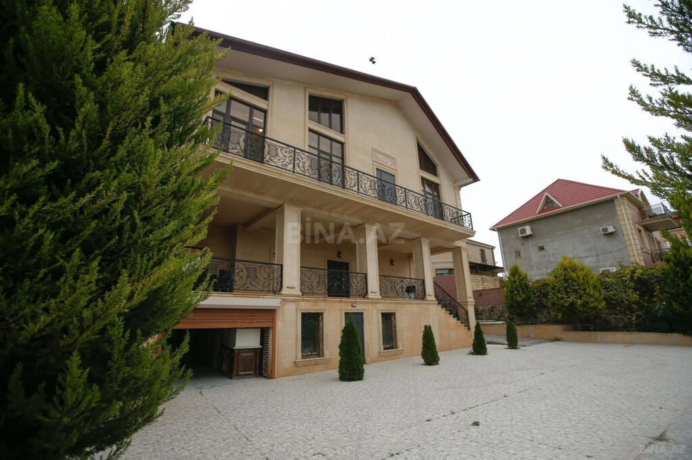 Satılır 5 otaqlı həyət evi 300 m²