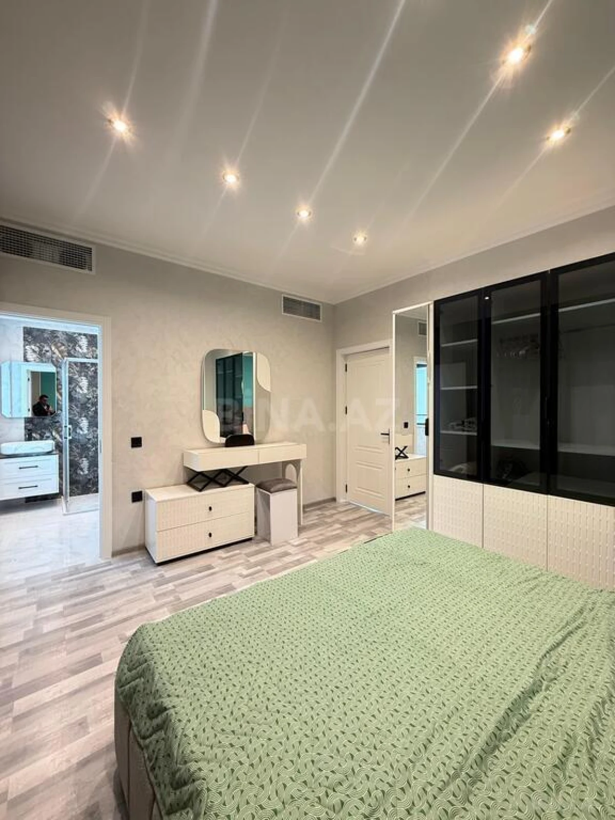 Satılır 2 otaqlı mənzil 81.3 m²