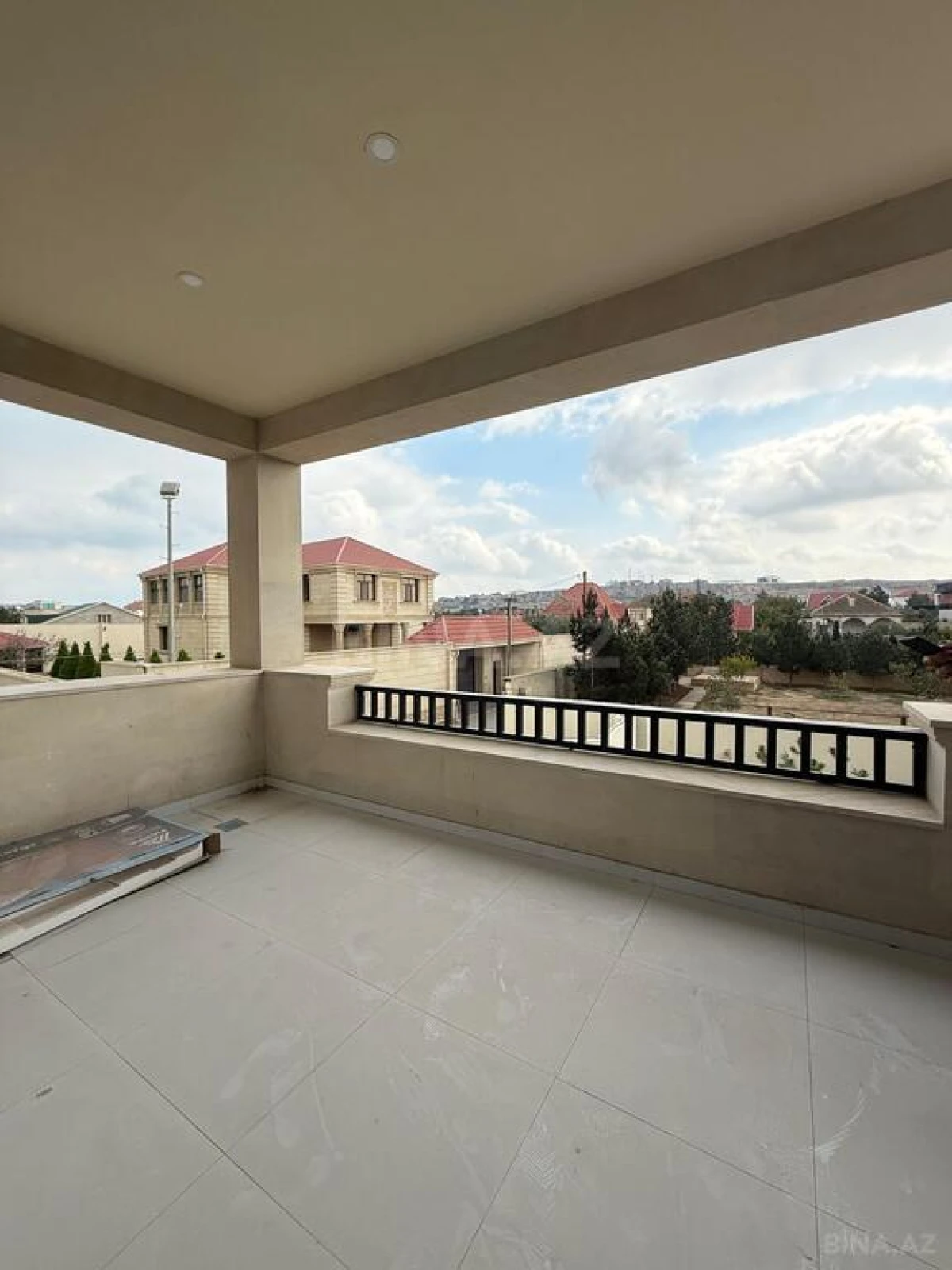 Satılır 2 otaqlı mənzil 81.3 m²