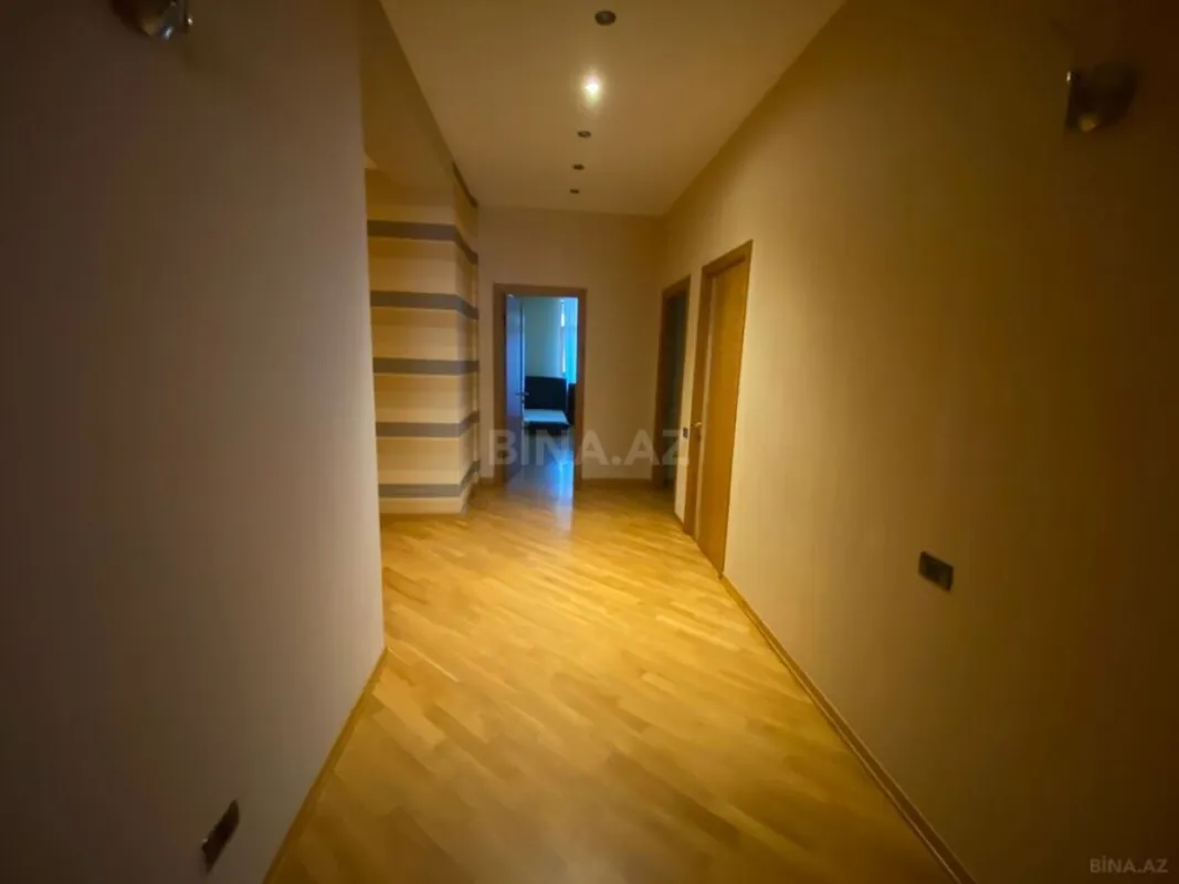 Satılır 4 otaqlı mənzil 220 m²