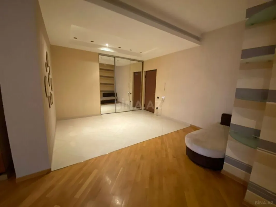 Satılır 4 otaqlı mənzil 220 m²