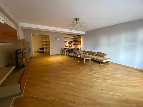Satılır 4 otaqlı mənzil 220 m²