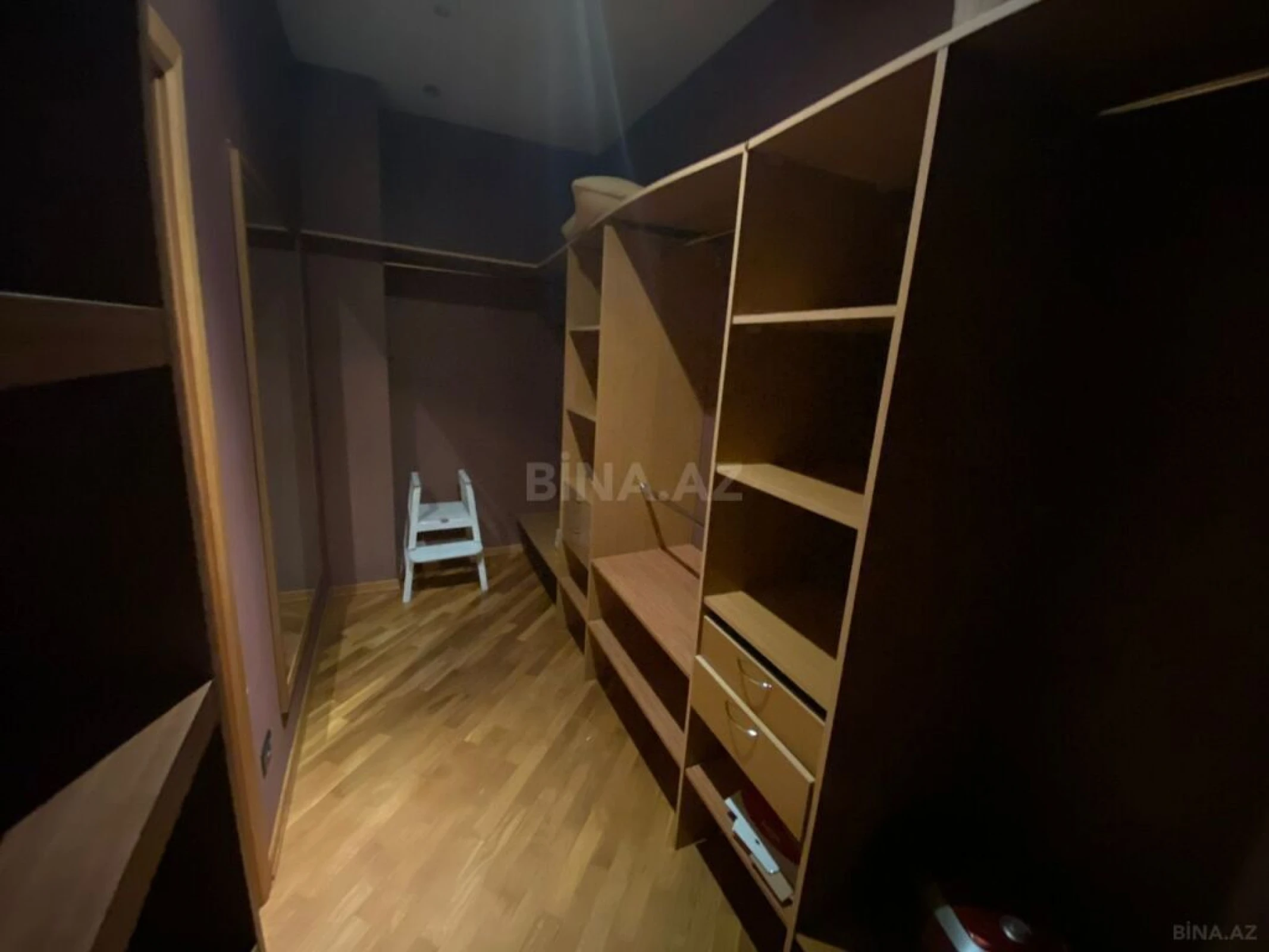 Satılır 4 otaqlı mənzil 220 m²