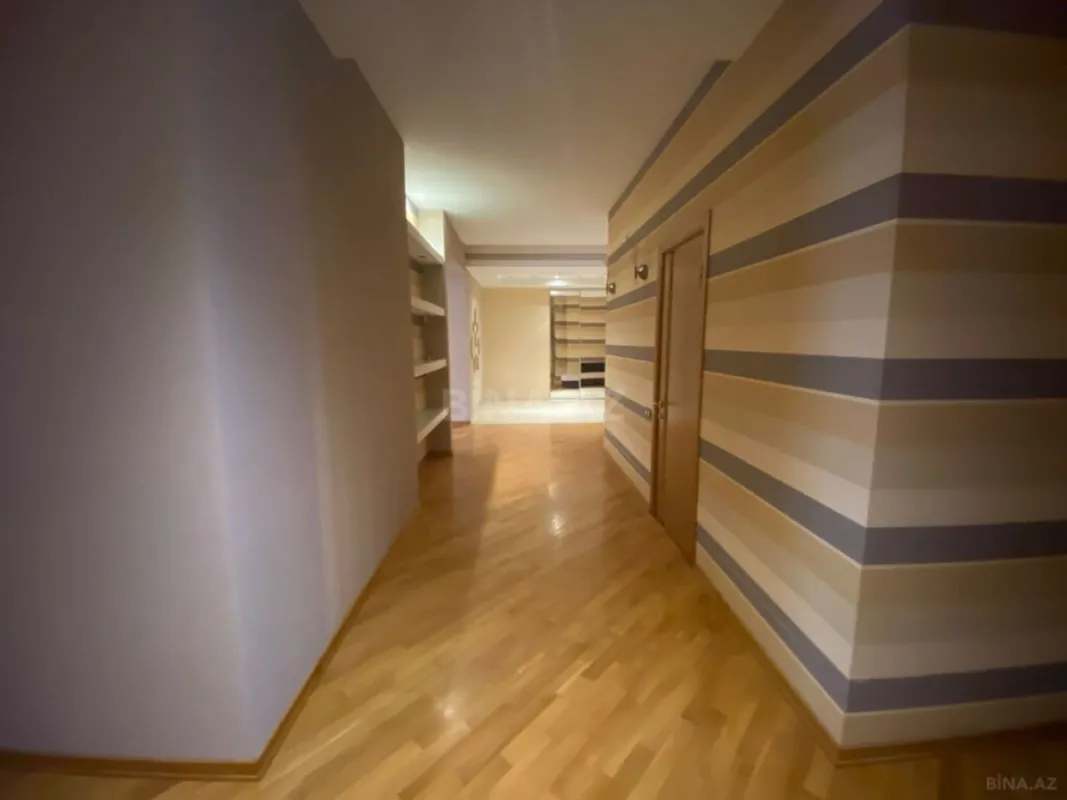 Satılır 4 otaqlı mənzil 220 m²