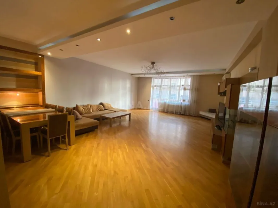 Satılır 4 otaqlı mənzil 220 m²