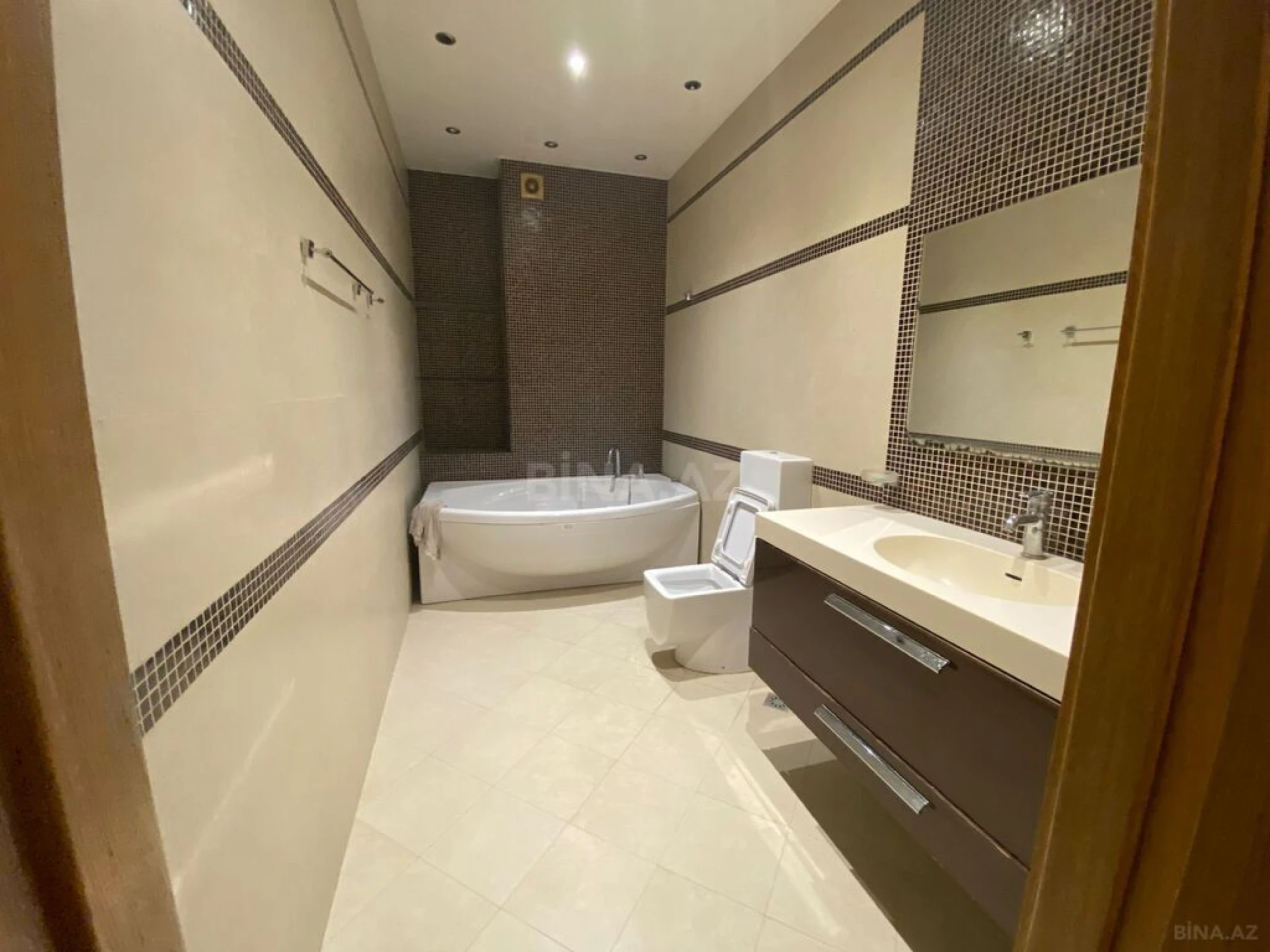 Satılır 4 otaqlı mənzil 220 m²