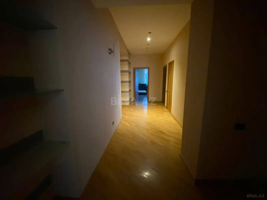 Satılır 4 otaqlı mənzil 220 m²