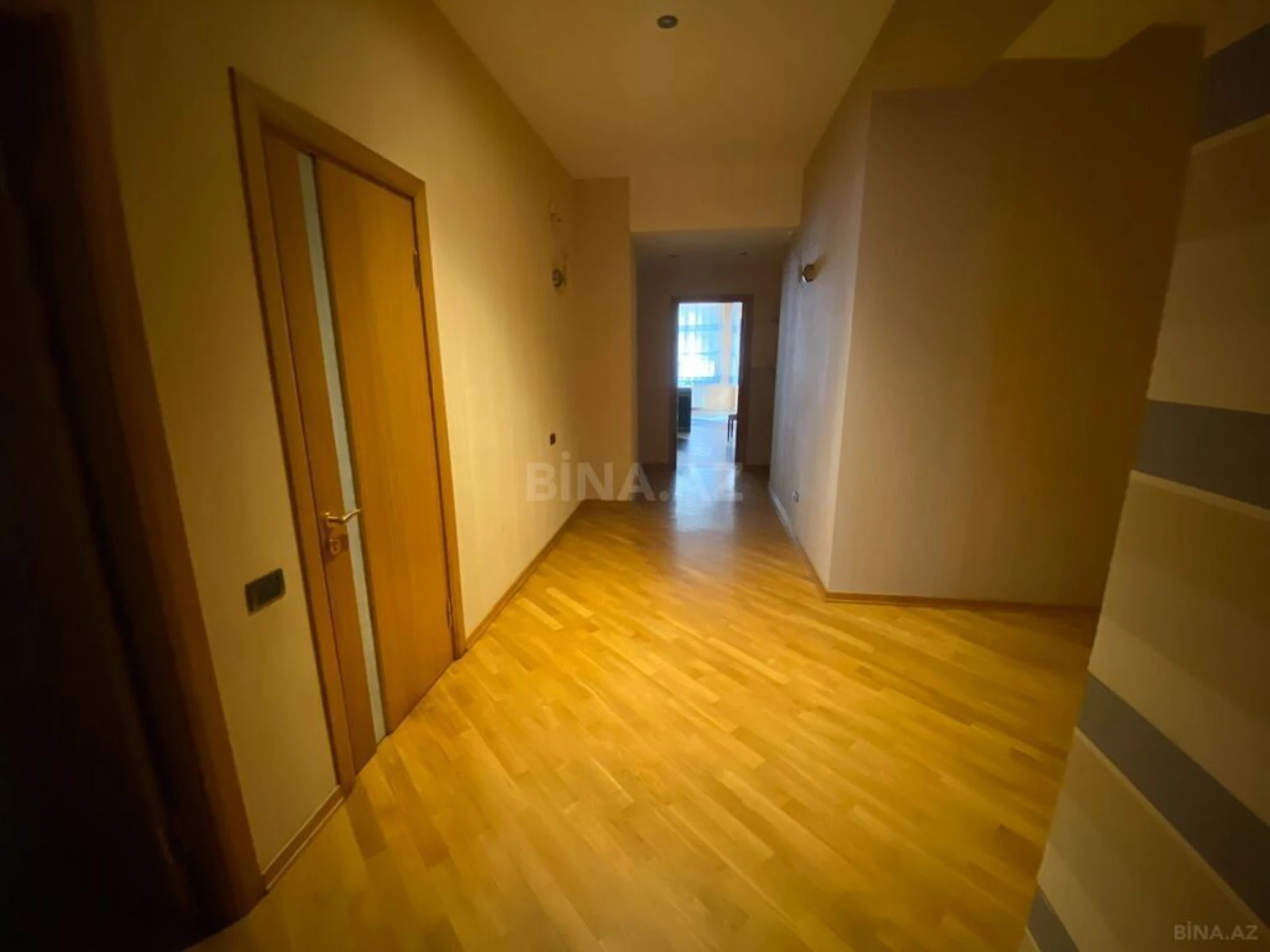 Satılır 4 otaqlı mənzil 220 m²