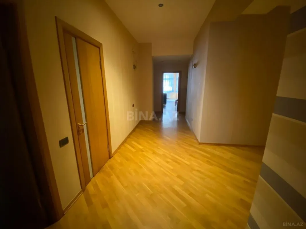 Satılır 4 otaqlı mənzil 220 m²