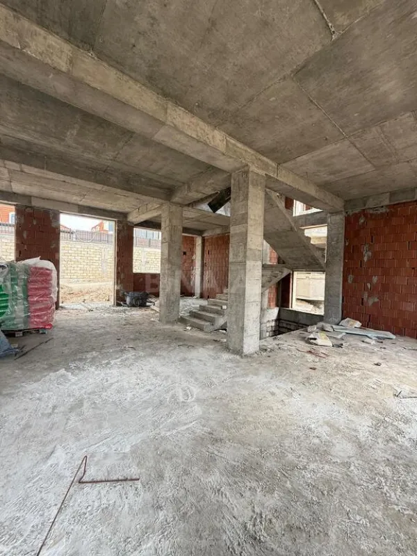 Satılır 8 otaqlı həyət evi 400 m²