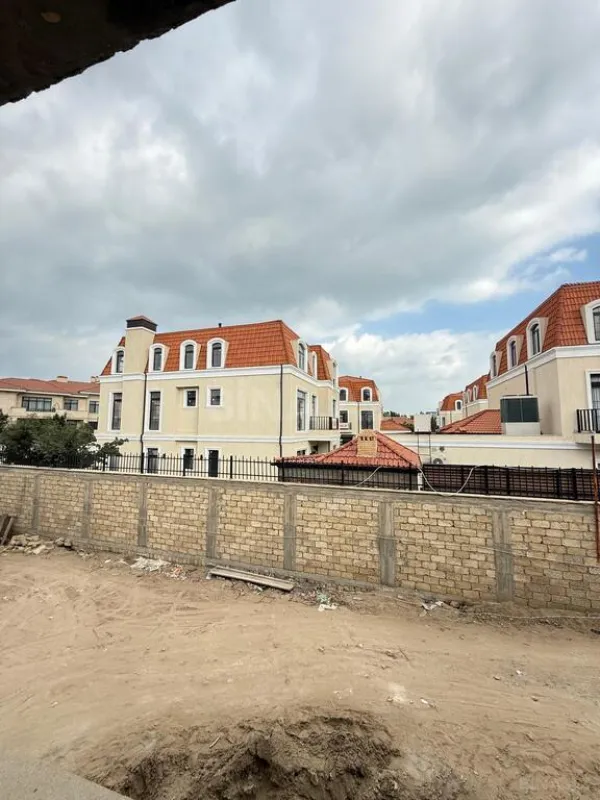Satılır 8 otaqlı həyət evi 400 m²