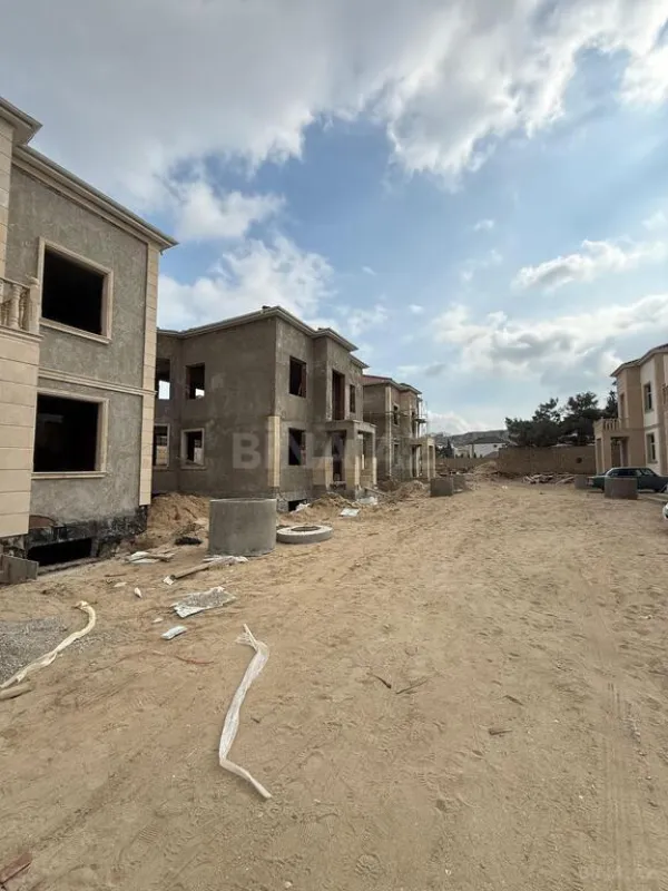 Satılır 8 otaqlı həyət evi 400 m²