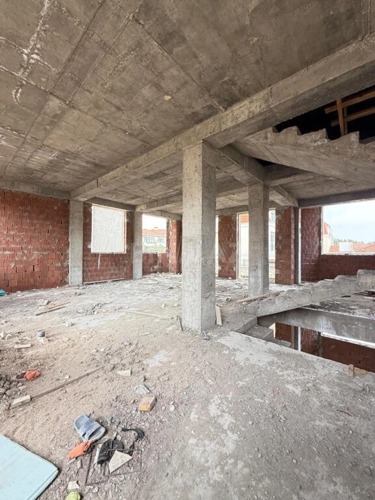 Satılır 8 otaqlı həyət evi 400 m²