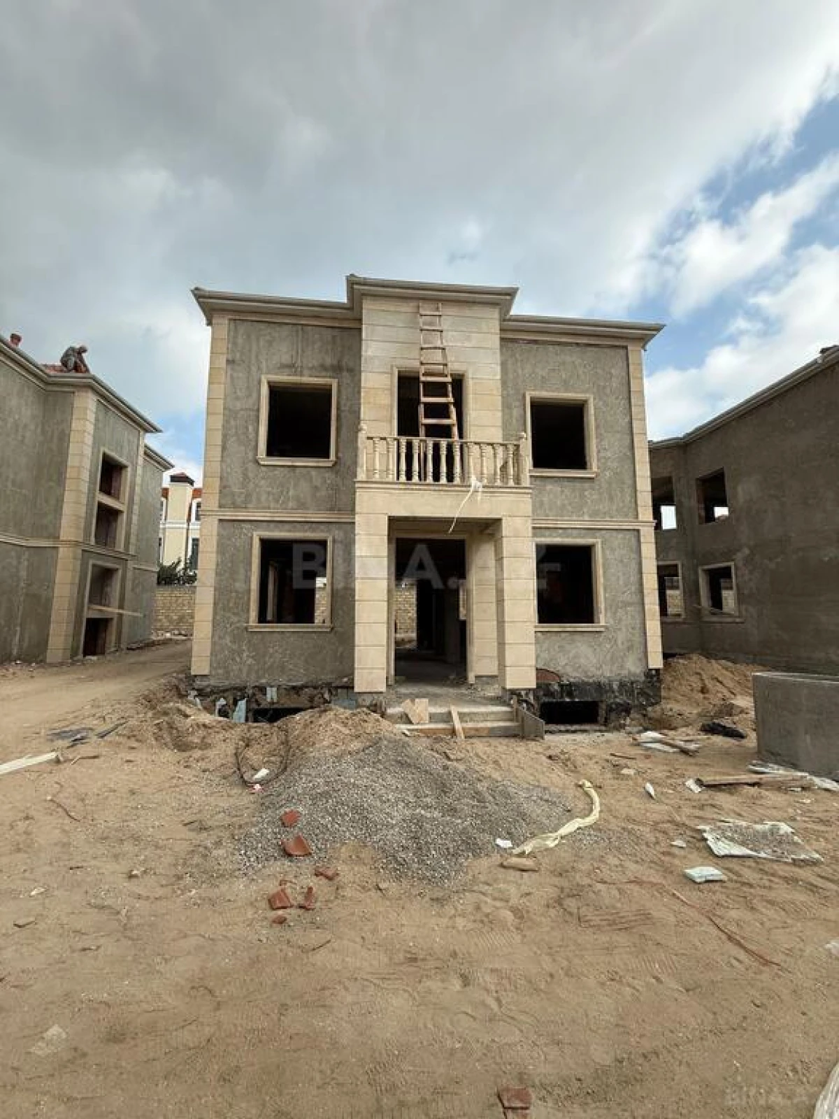 Satılır 8 otaqlı həyət evi 400 m²