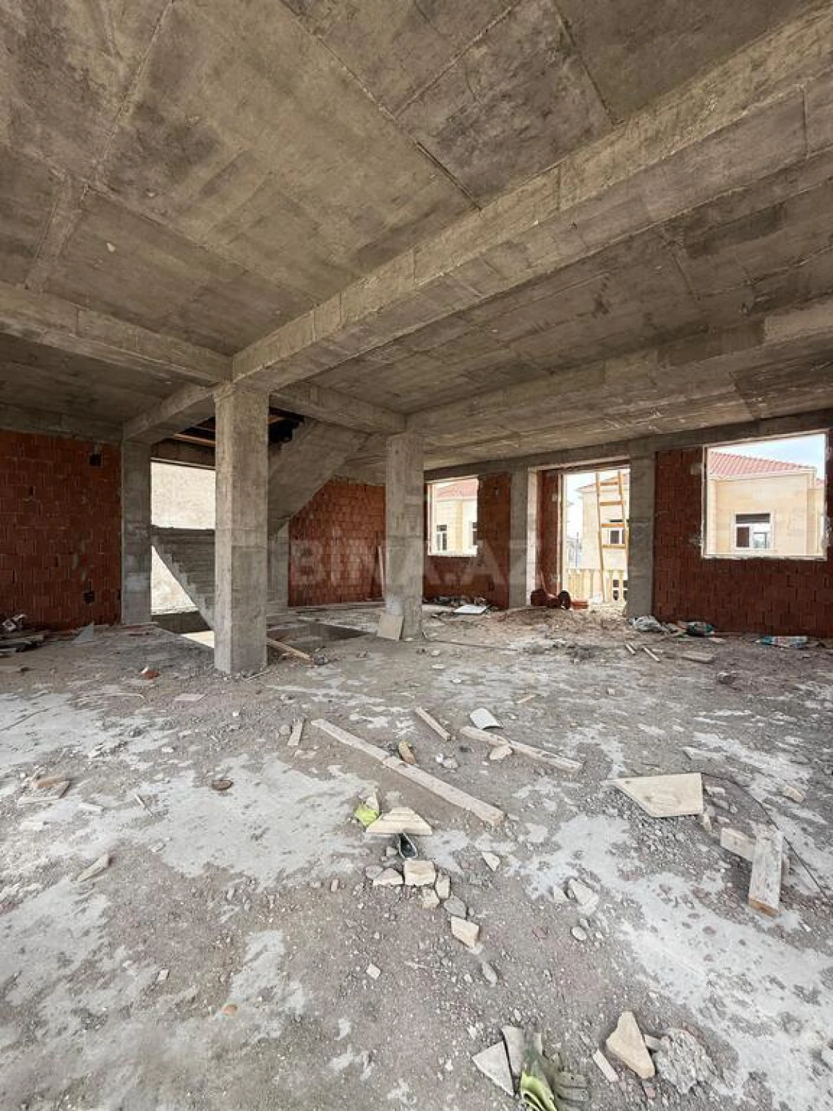 Satılır 8 otaqlı həyət evi 400 m²