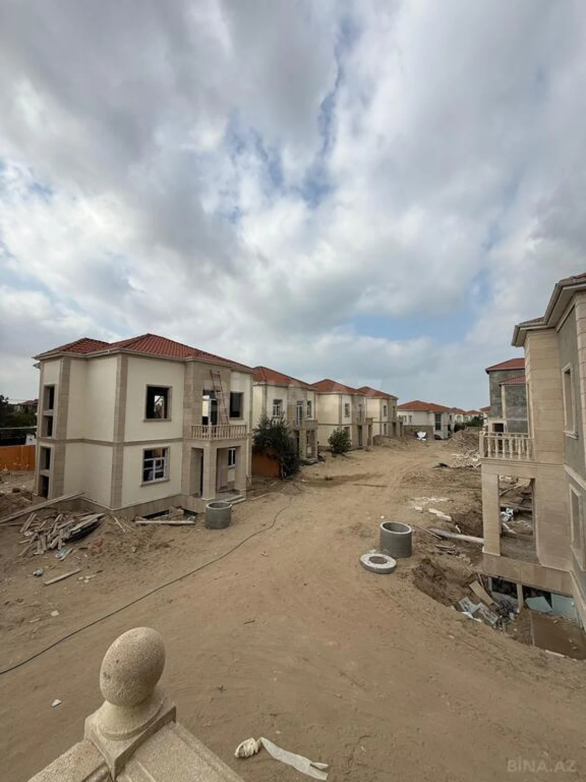 Satılır 8 otaqlı həyət evi 400 m²