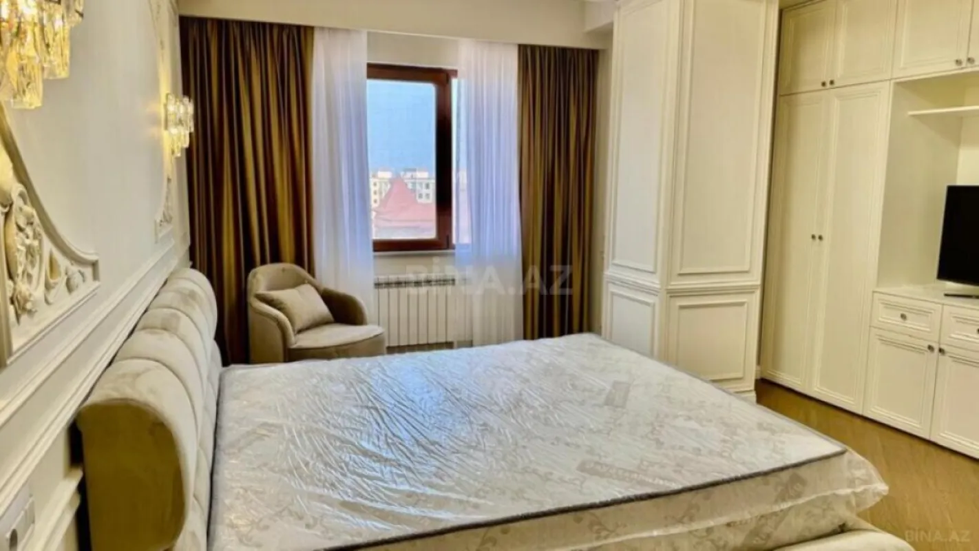 Satılır 4 otaqlı mənzil 205 m²