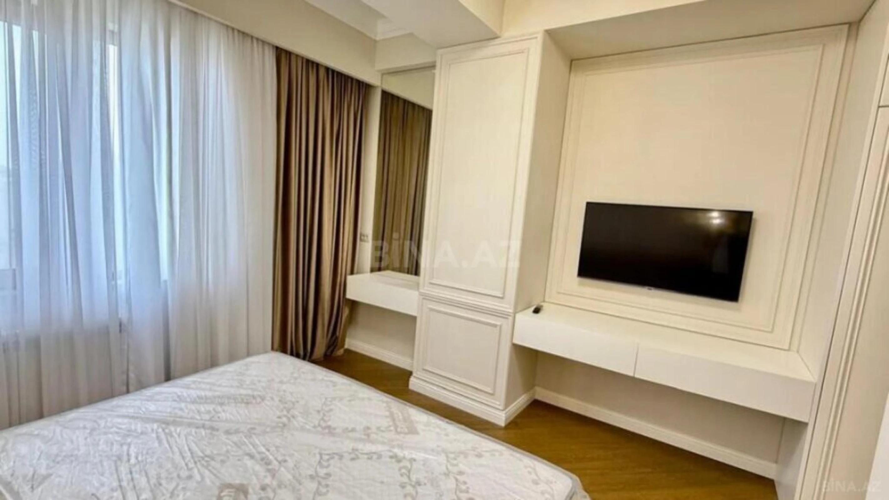 Satılır 4 otaqlı mənzil 205 m²