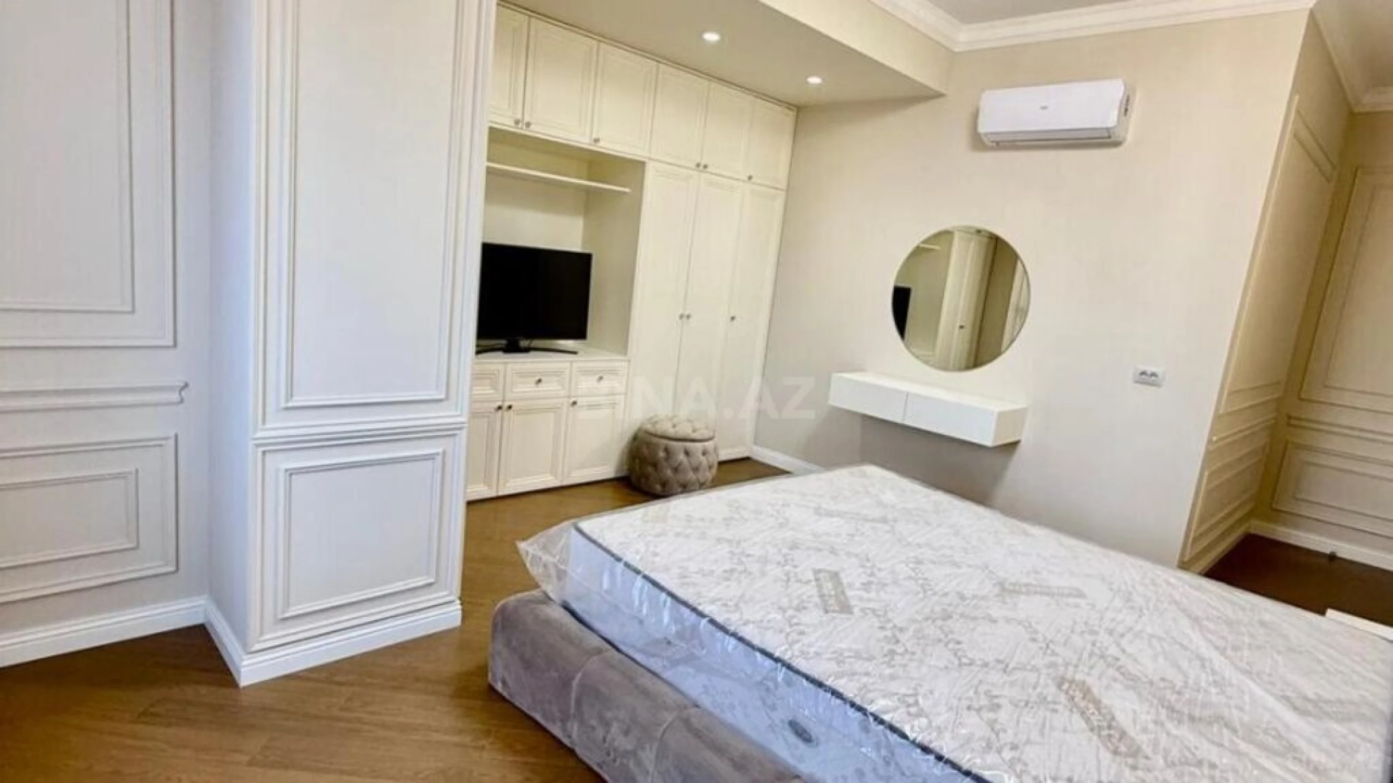 Satılır 4 otaqlı mənzil 205 m²
