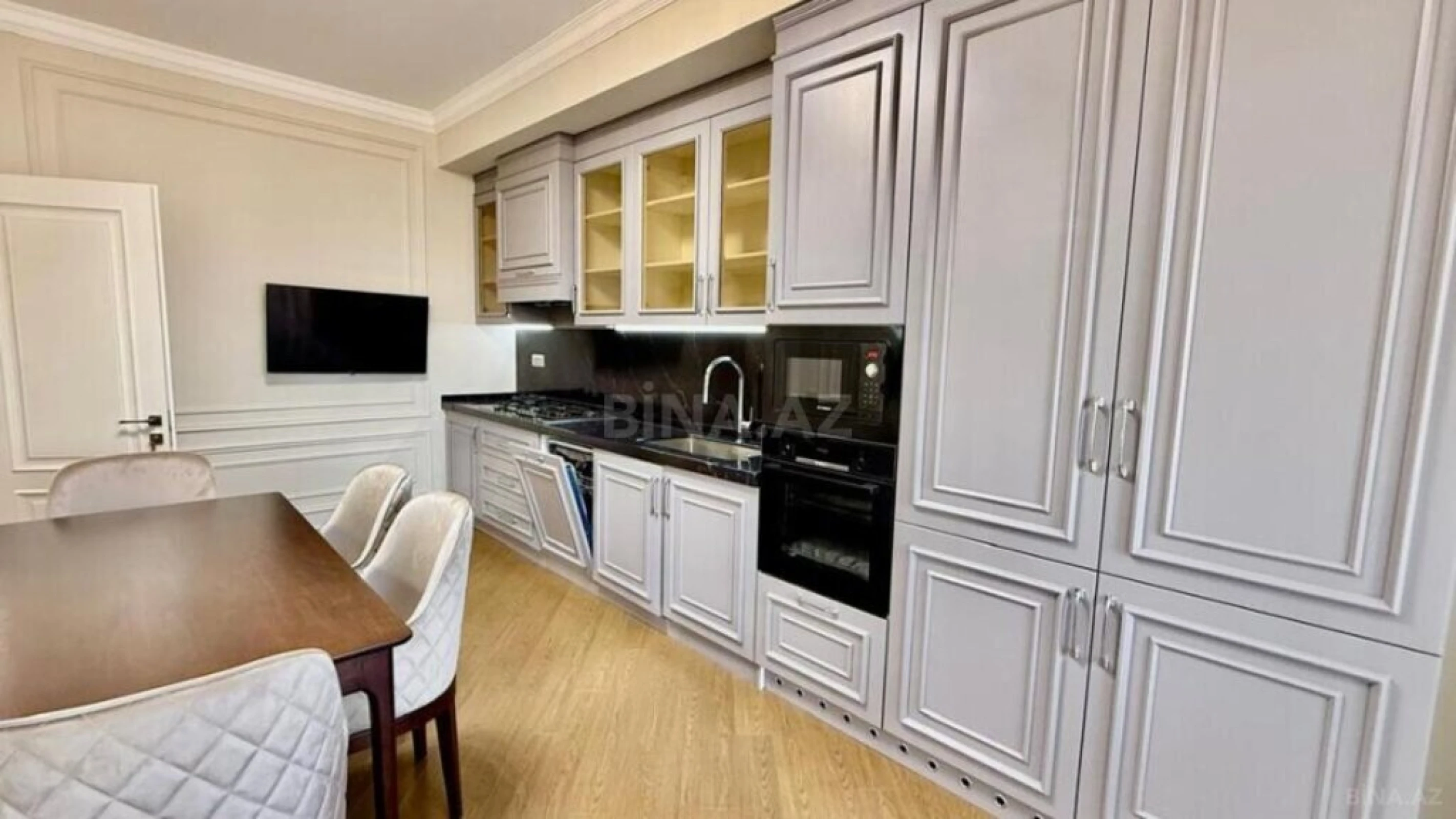 Satılır 4 otaqlı mənzil 205 m²