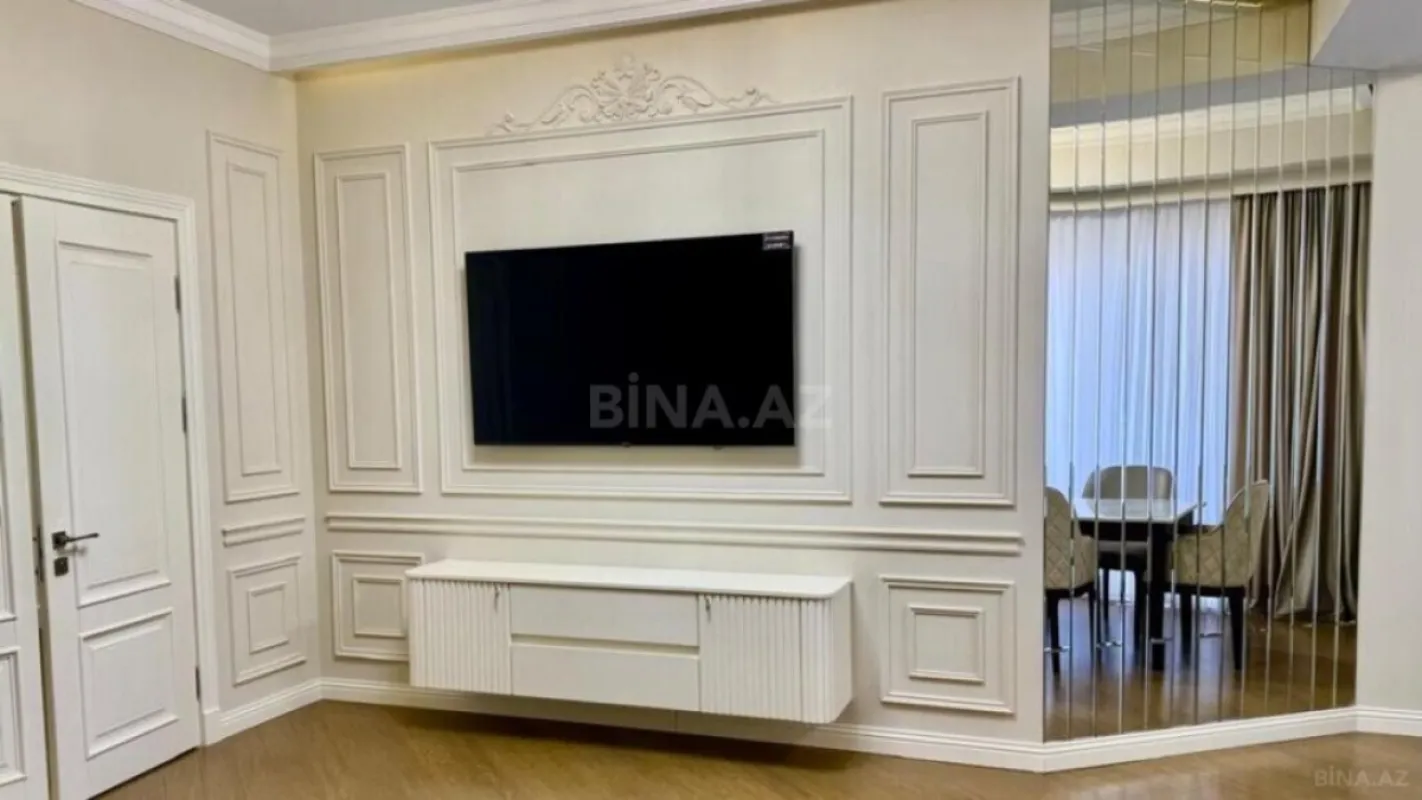 Satılır 4 otaqlı mənzil 205 m²