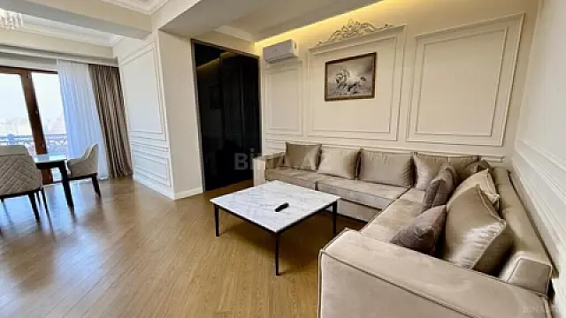 Satılır 4 otaqlı mənzil 205 m²