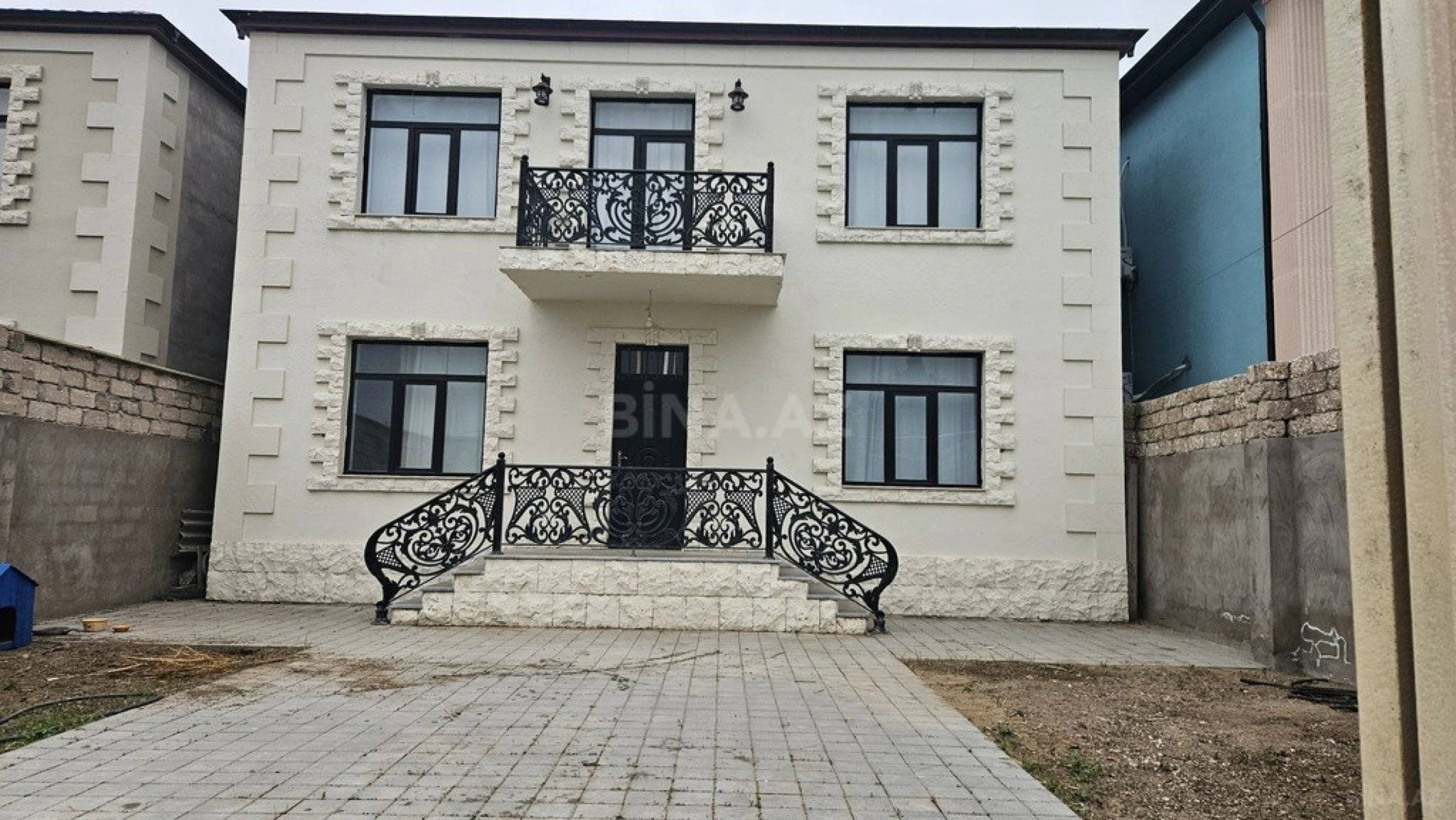 Satılır 4 otaqlı həyət evi 280 m²