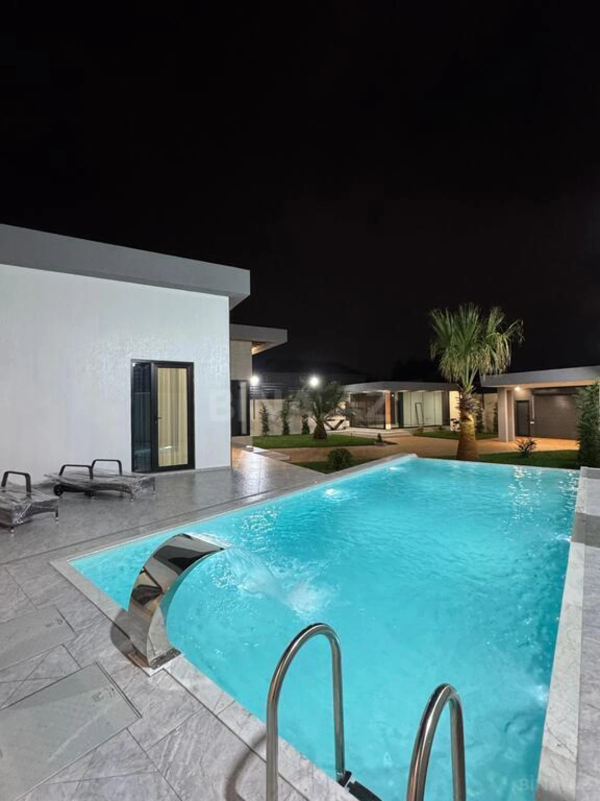 Satılır 5 otaqlı həyət evi 260 m²