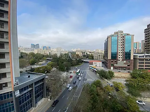 Satılır 4 otaqlı mənzil 238 m²