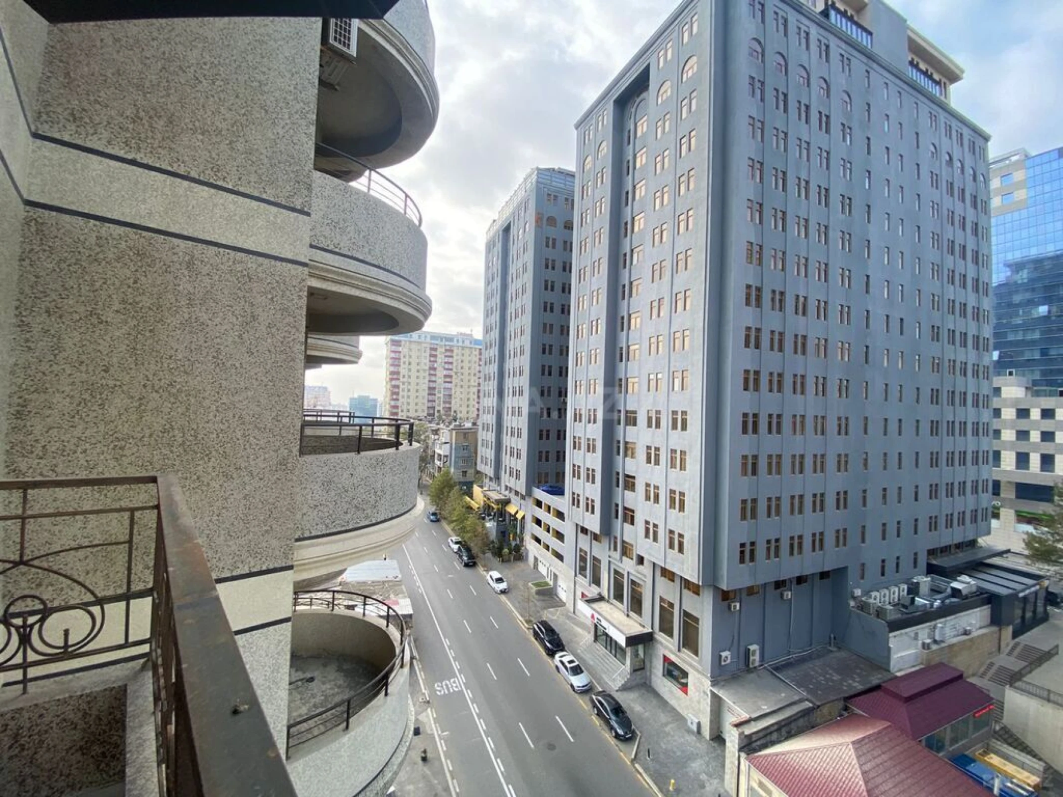 Satılır 4 otaqlı mənzil 238 m²